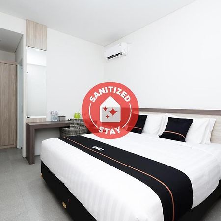 Oyo 2298 Jebres House Syariah Hotel Surakarta  Exterior photo