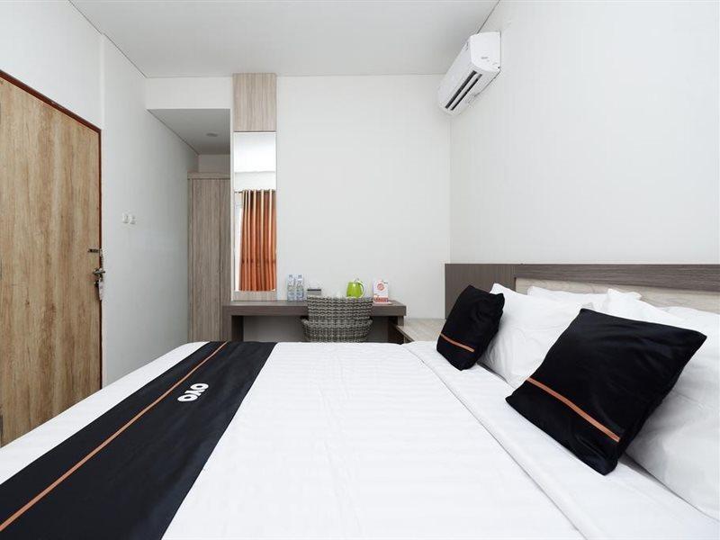 Oyo 2298 Jebres House Syariah Hotel Surakarta  Exterior photo
