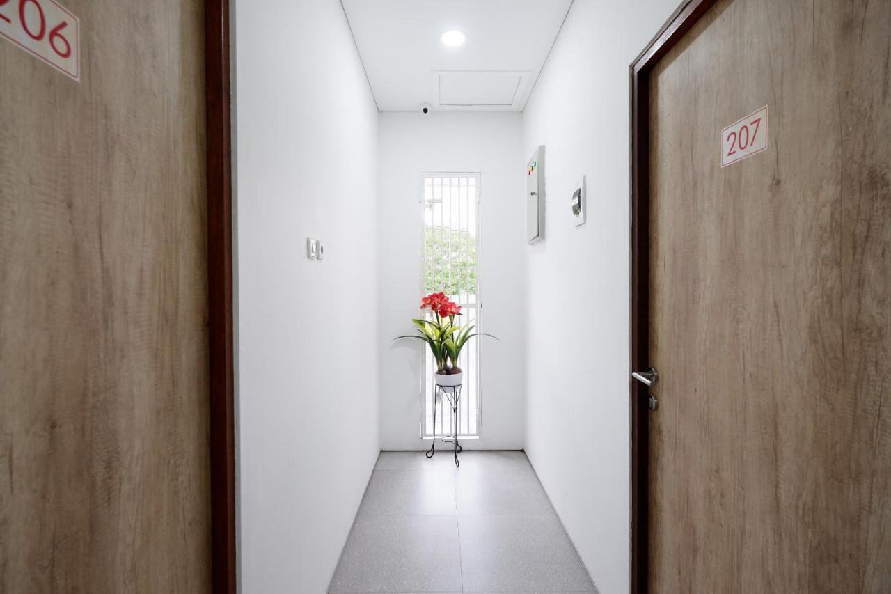 Oyo 2298 Jebres House Syariah Hotel Surakarta  Exterior photo