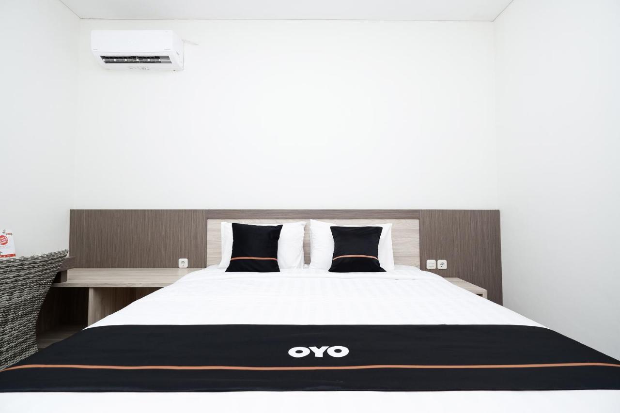 Oyo 2298 Jebres House Syariah Hotel Surakarta  Exterior photo
